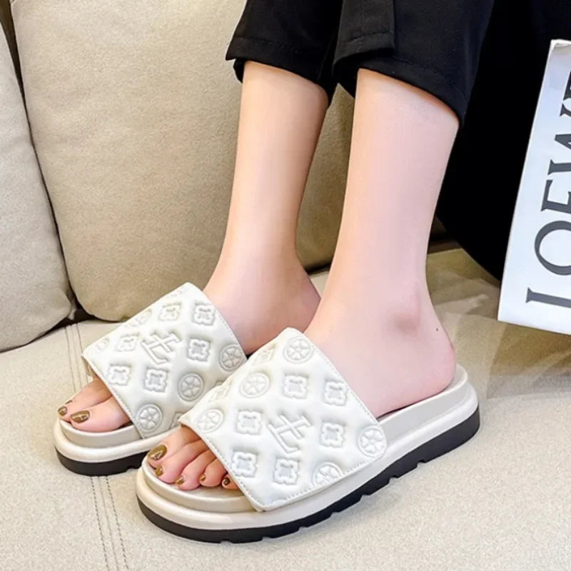 Summer New Luxury Designer Women's Thick Sole Slippers Outdoor Fashion Beach Sandals Embossed Printing Home Women's Shoes